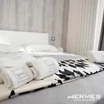 Hermes For Tourists Nápoly